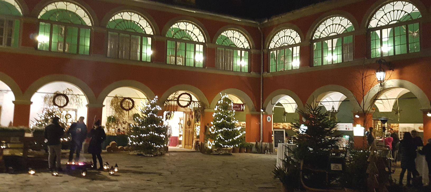 Innenhof Schloss Kornberg mit Weihnachtsbäumen für den Advent geschmückt