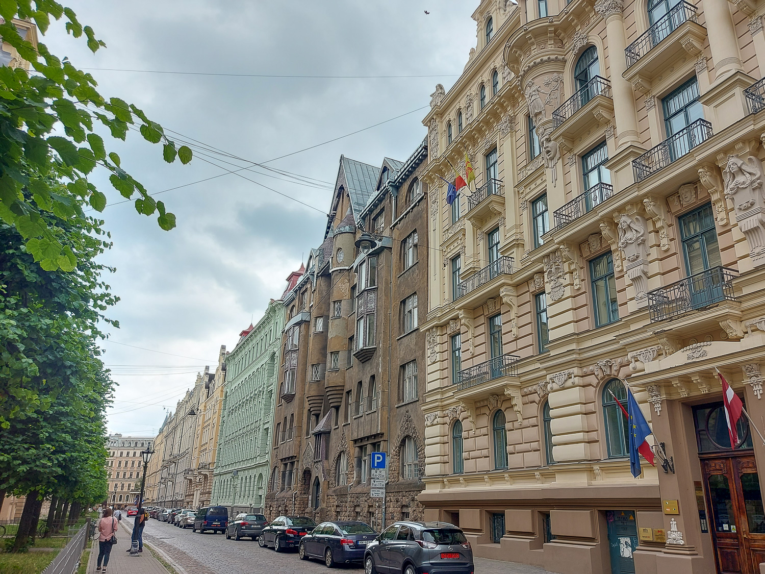 Jugendstil-Fassaden in Riga, im Vordergrund das Büro der österreichischen Vertretung in Lettland