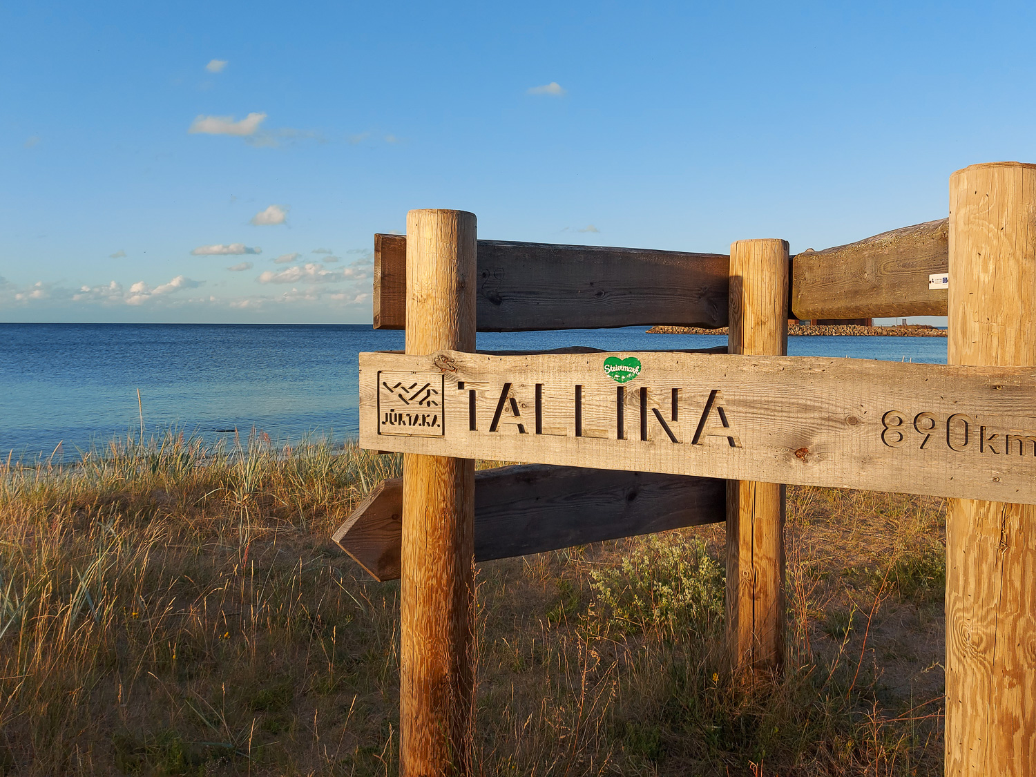 Wegweiser Tallinn noch 890 km am Baltic Coastal Hiking Weitwanderweg