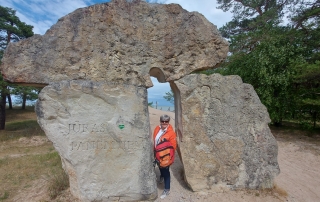 Zugang zum Kap Kolka durch ein Sandstein-Tor