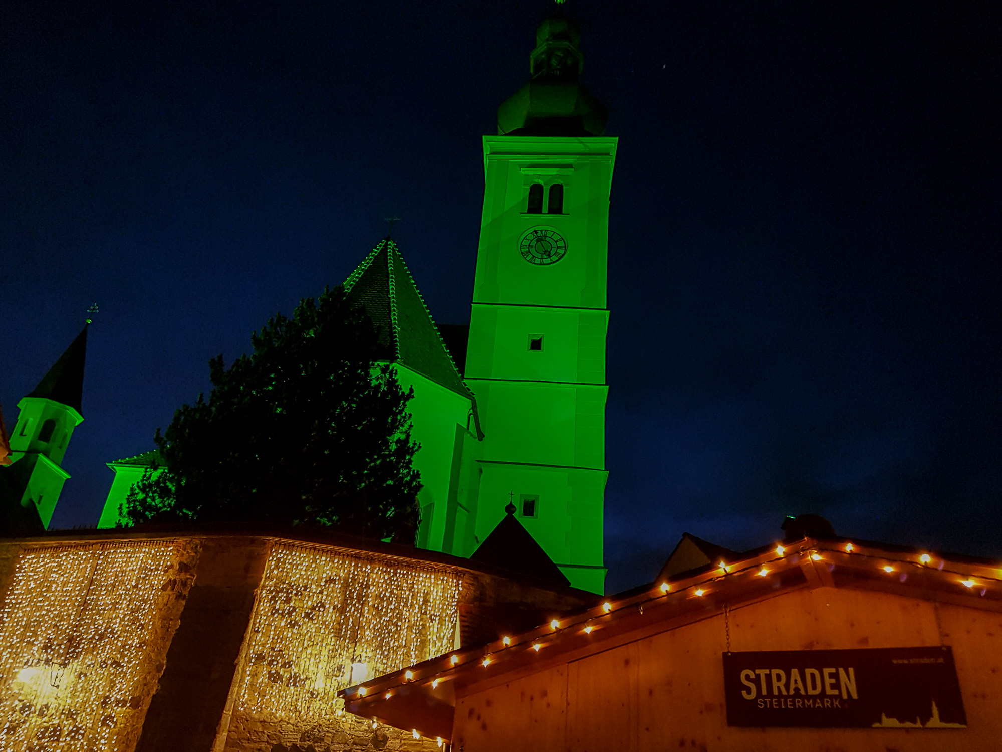 Stiller Advent Straden grün beleuchteter Kirchturm