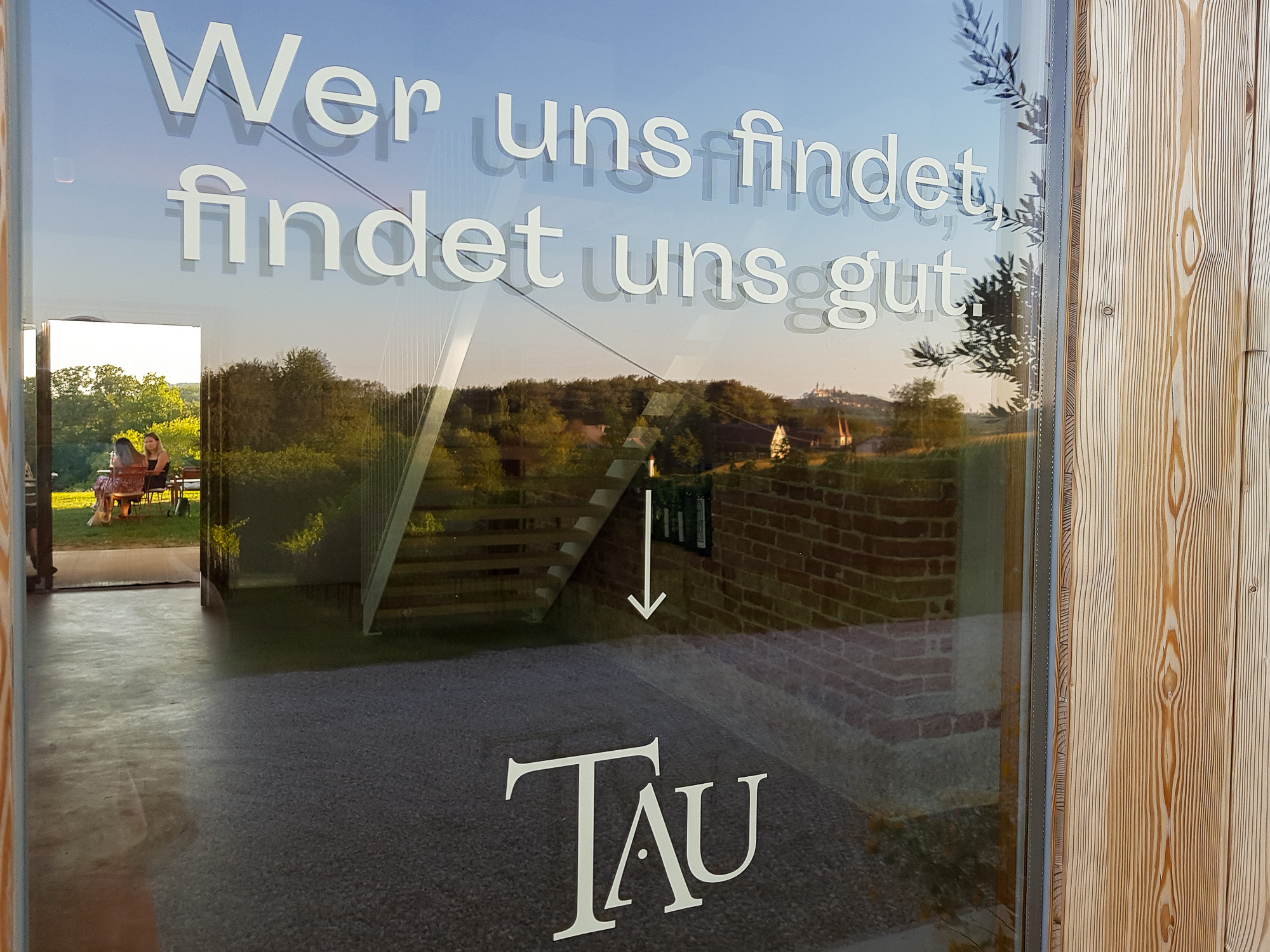 Motto der TAU-Vereinigung "Wer uns findet, findet uns gut" auf Fensterscheibe