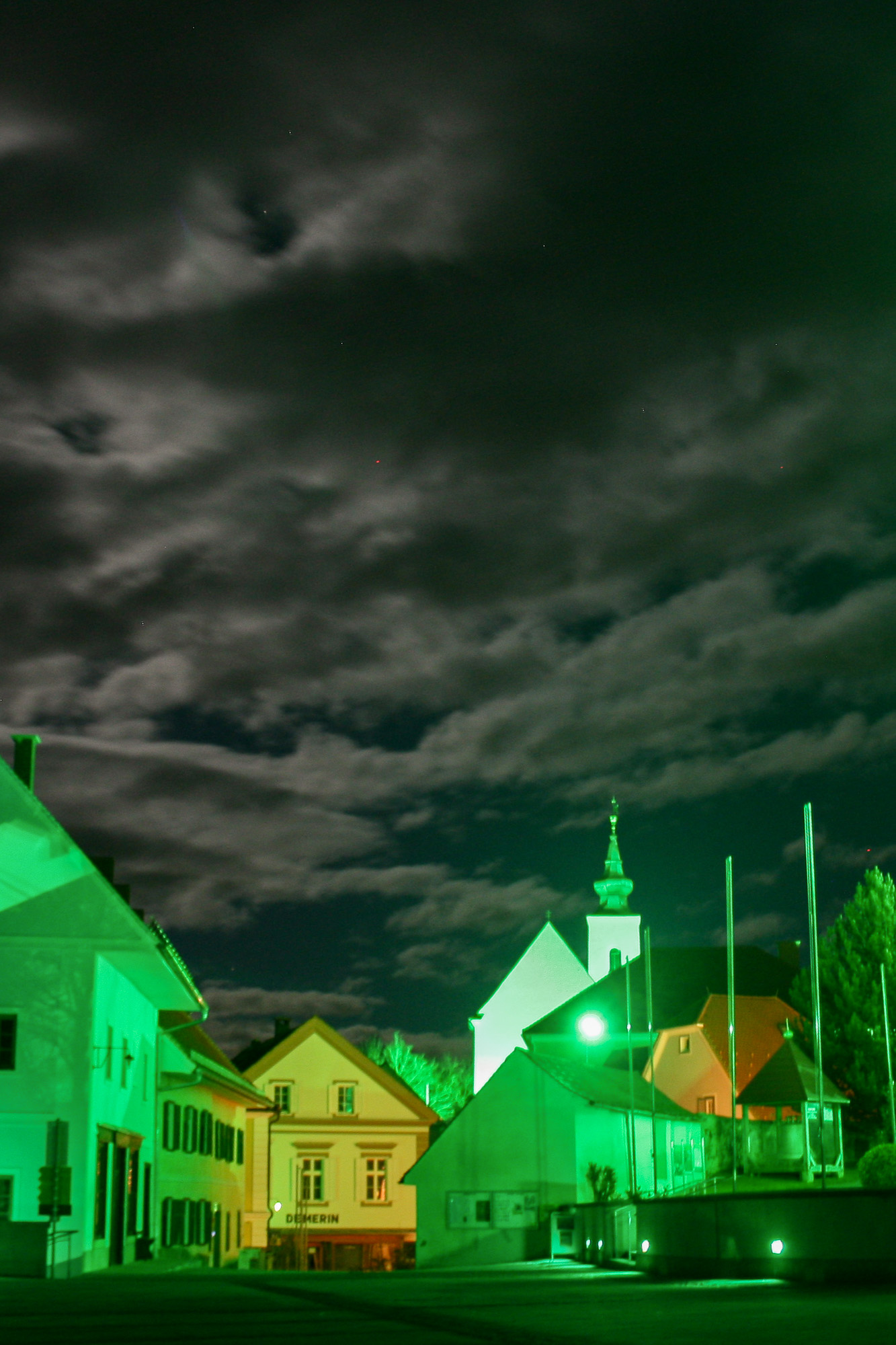 Stiller Advent Straden grün beleuchteter Ortskern mit Florianikirche im Hintergrund