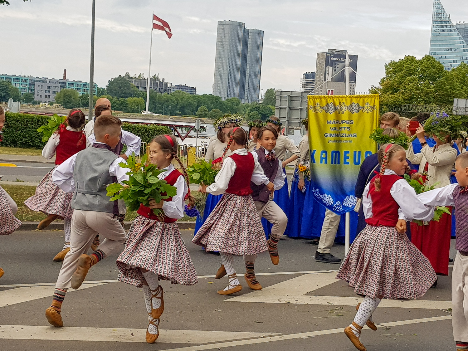 Kinder in traditioneller Kleidung tanzen am Latvian Song & Dance Festival in Riga
