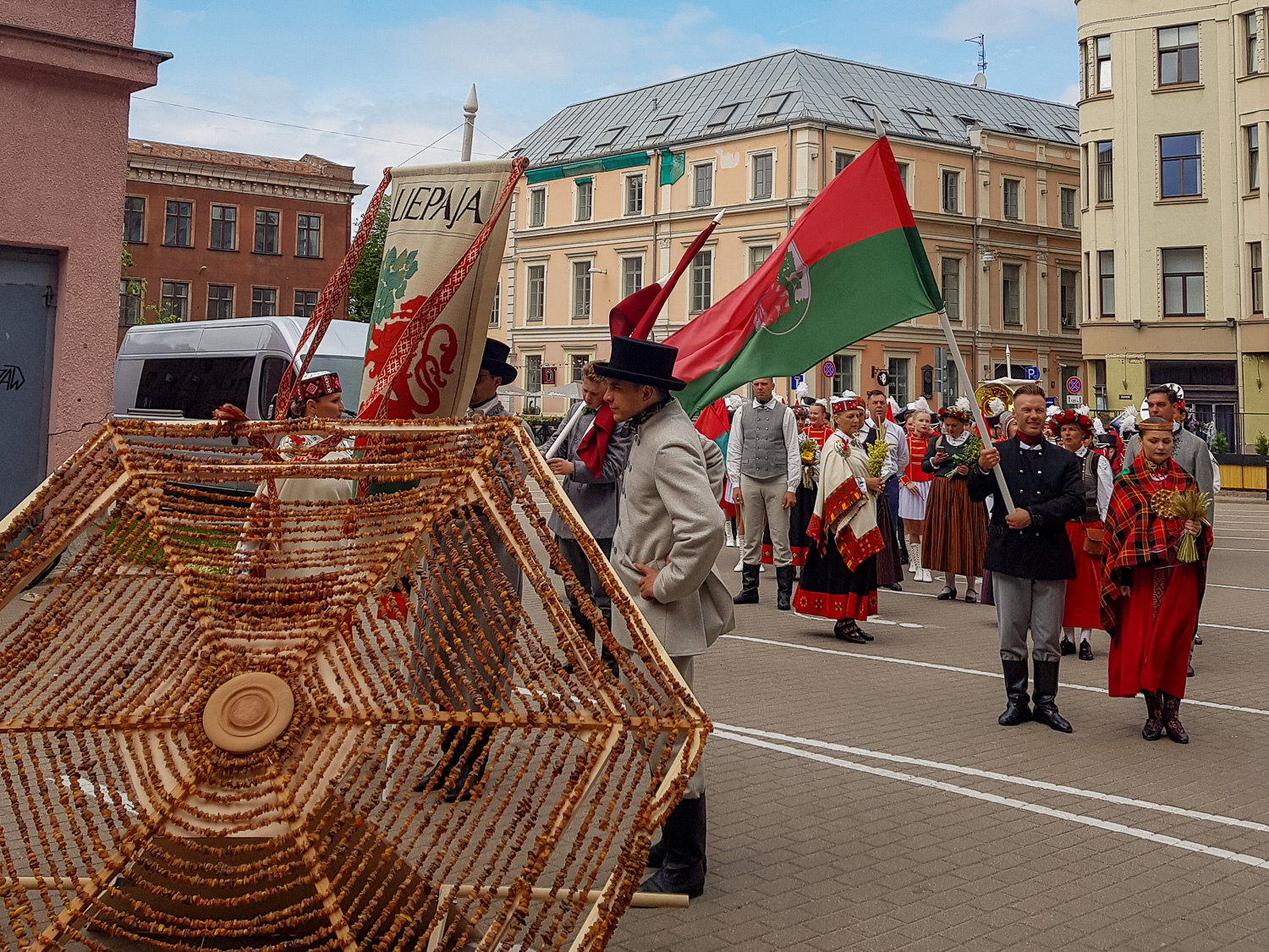 Einzug einer Kulturvereinigung aus Liepaja am Latvian Song & Dance Festival in Riga