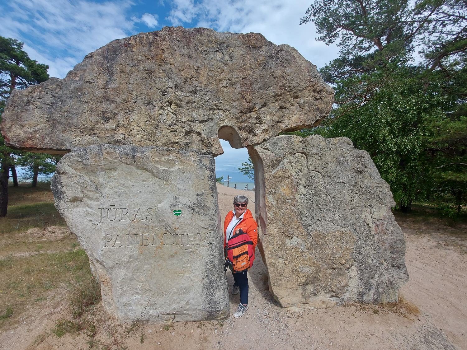 Zugang zum Kap Kolka durch ein Sandstein-Tor