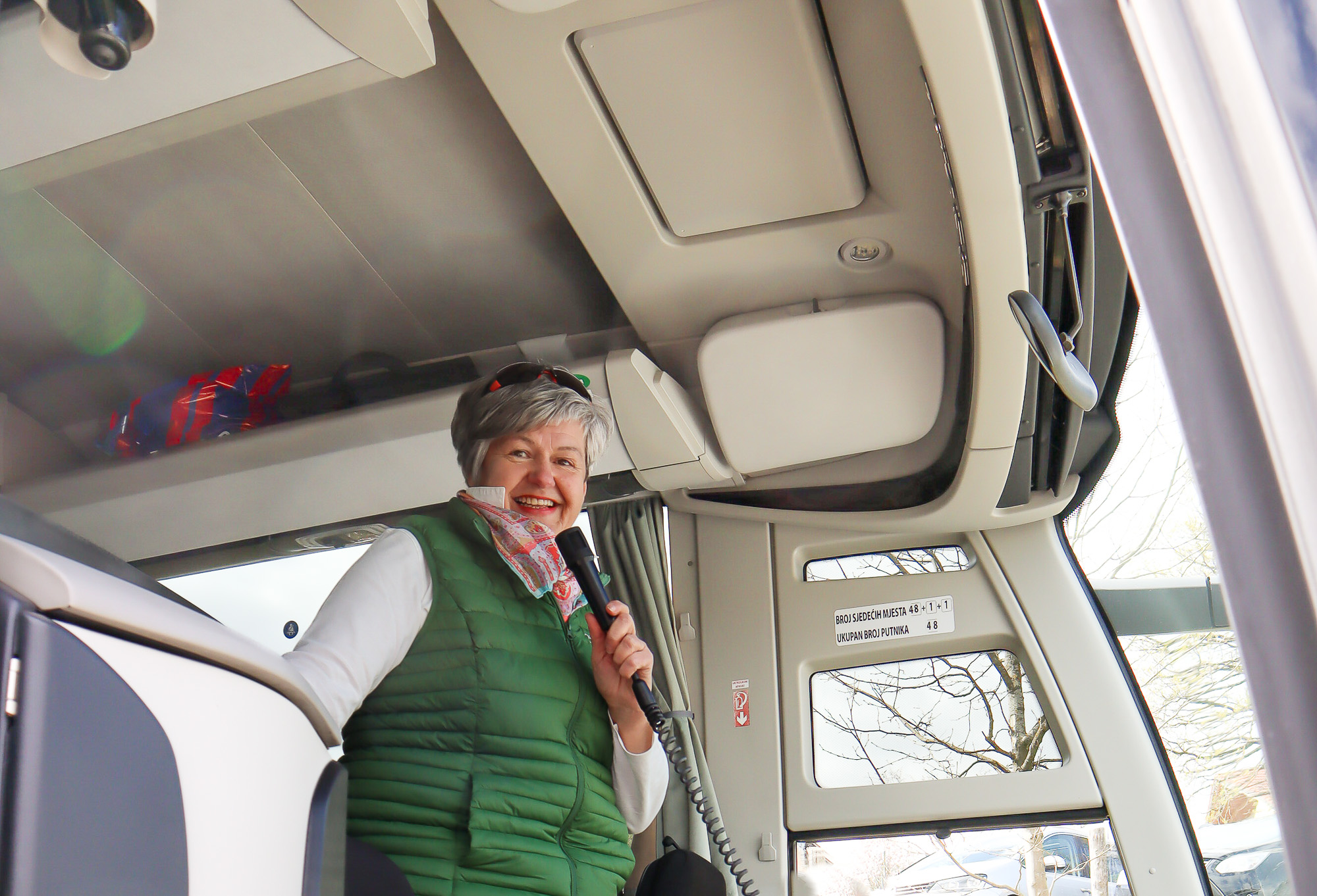 Botschafterin der Region Gabi Grandl als Reiseleitung im Bus