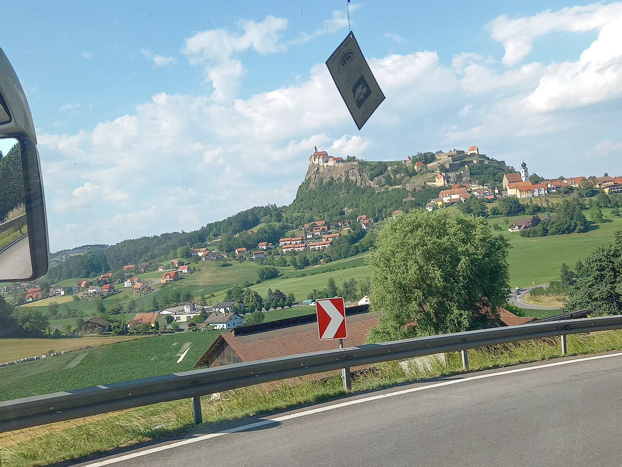 Blick aus Bus-Fenster auf Riegersburg