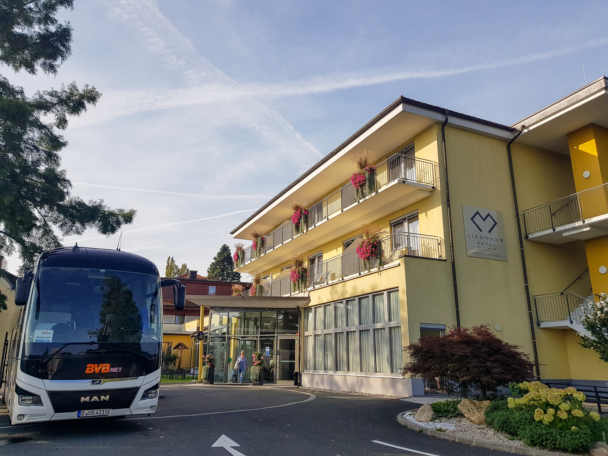 Check-in im Hotel Liebmann, Bus parkt vor Hotel
