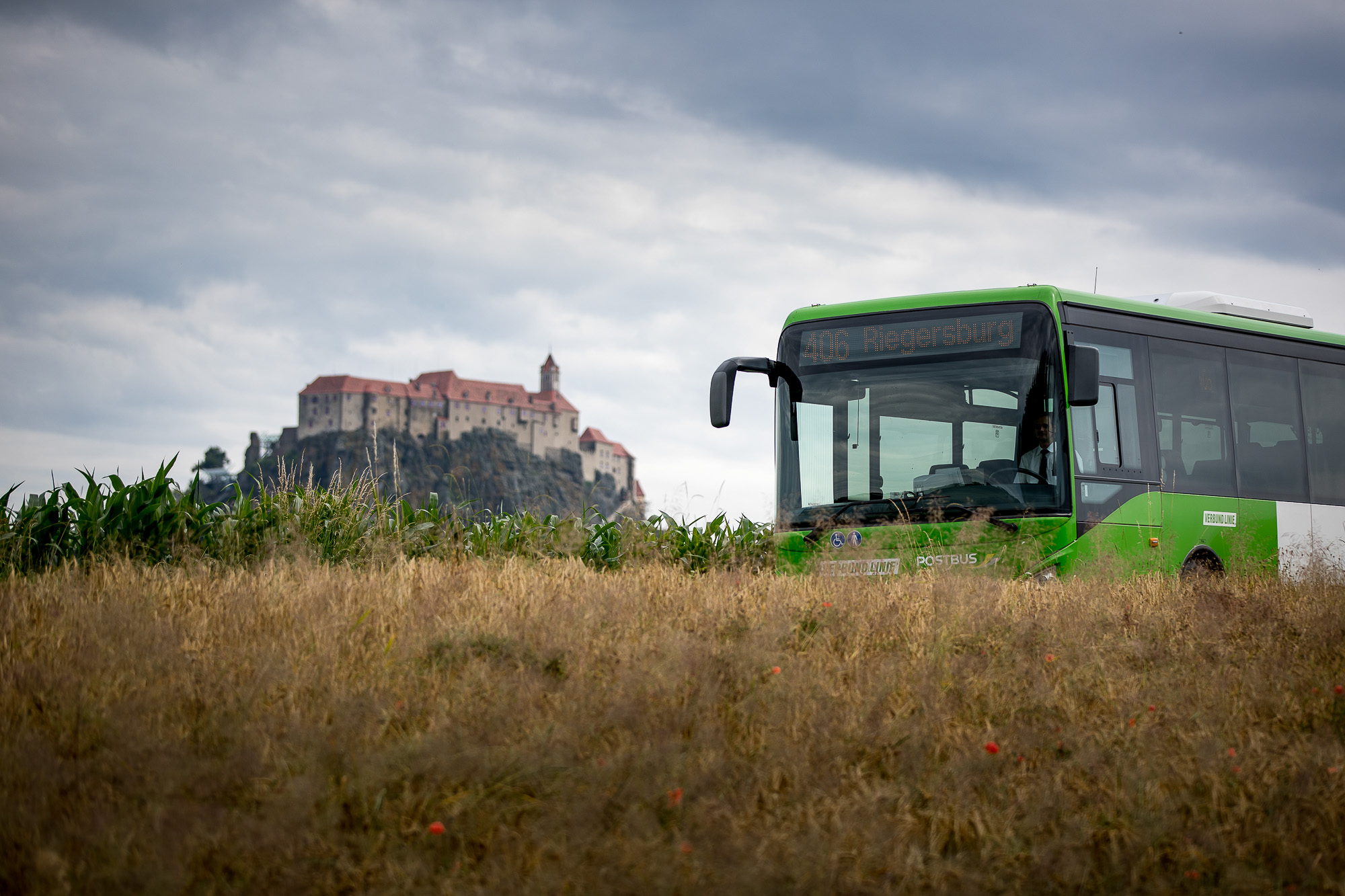 Bus und Riegersburg auf Augenhöhe (c)Verbund Linie/Tom Lamm