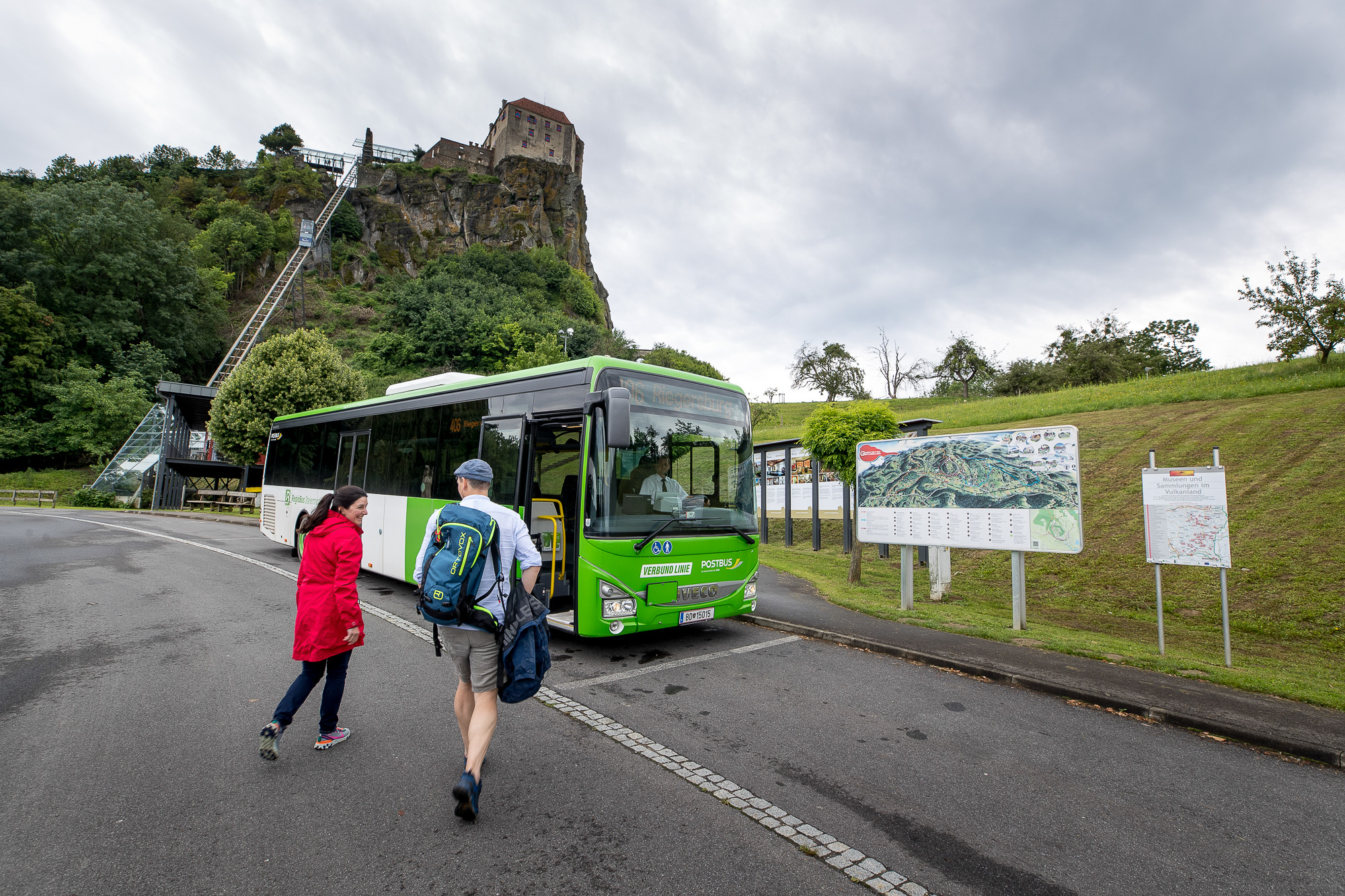 Bus hält in Riegersburg beim Burglift (c)Verbund Linie/Tom Lamm