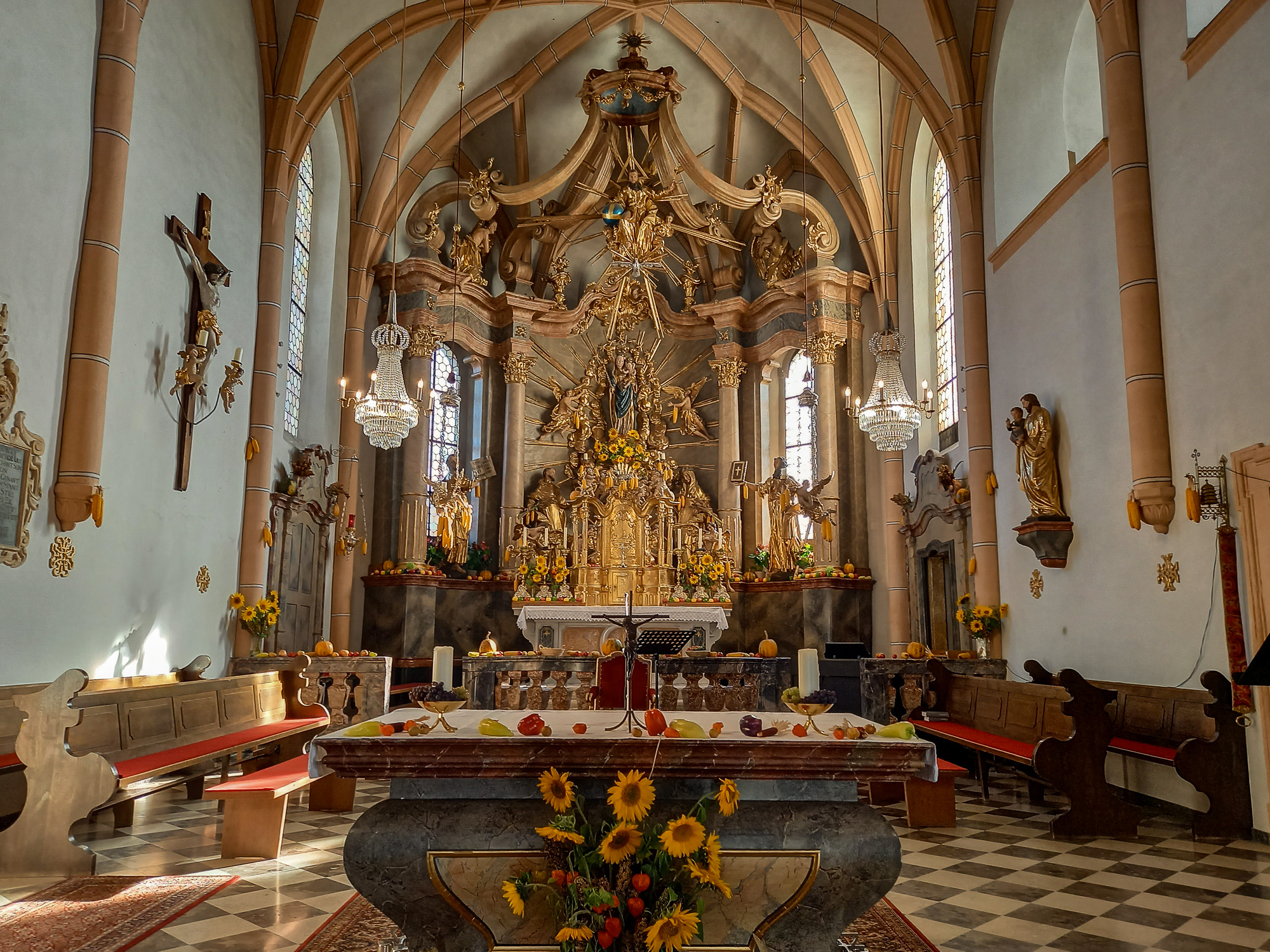 Altar zu Erntedank in der Hauptkirche Stradens