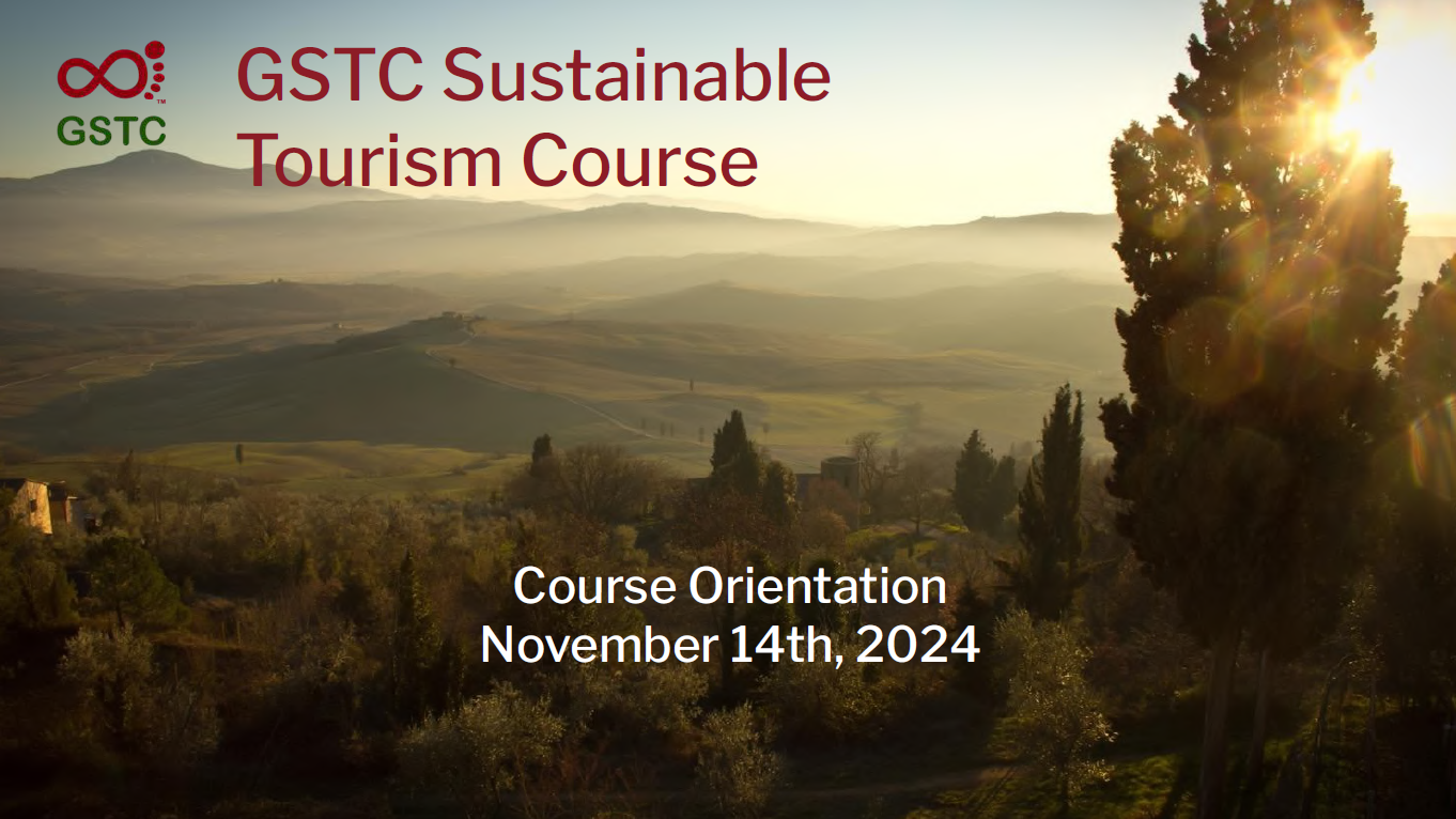 Auf einem Foto von nebel-durchzogener Hügellandschaft steht "GSTC Sustainable Tourism Course". Im Vordergrund wachsen Pappeln.