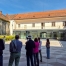 Eine Gruppe steht in einem Innenhof auf Steinen mit 3D Effekt